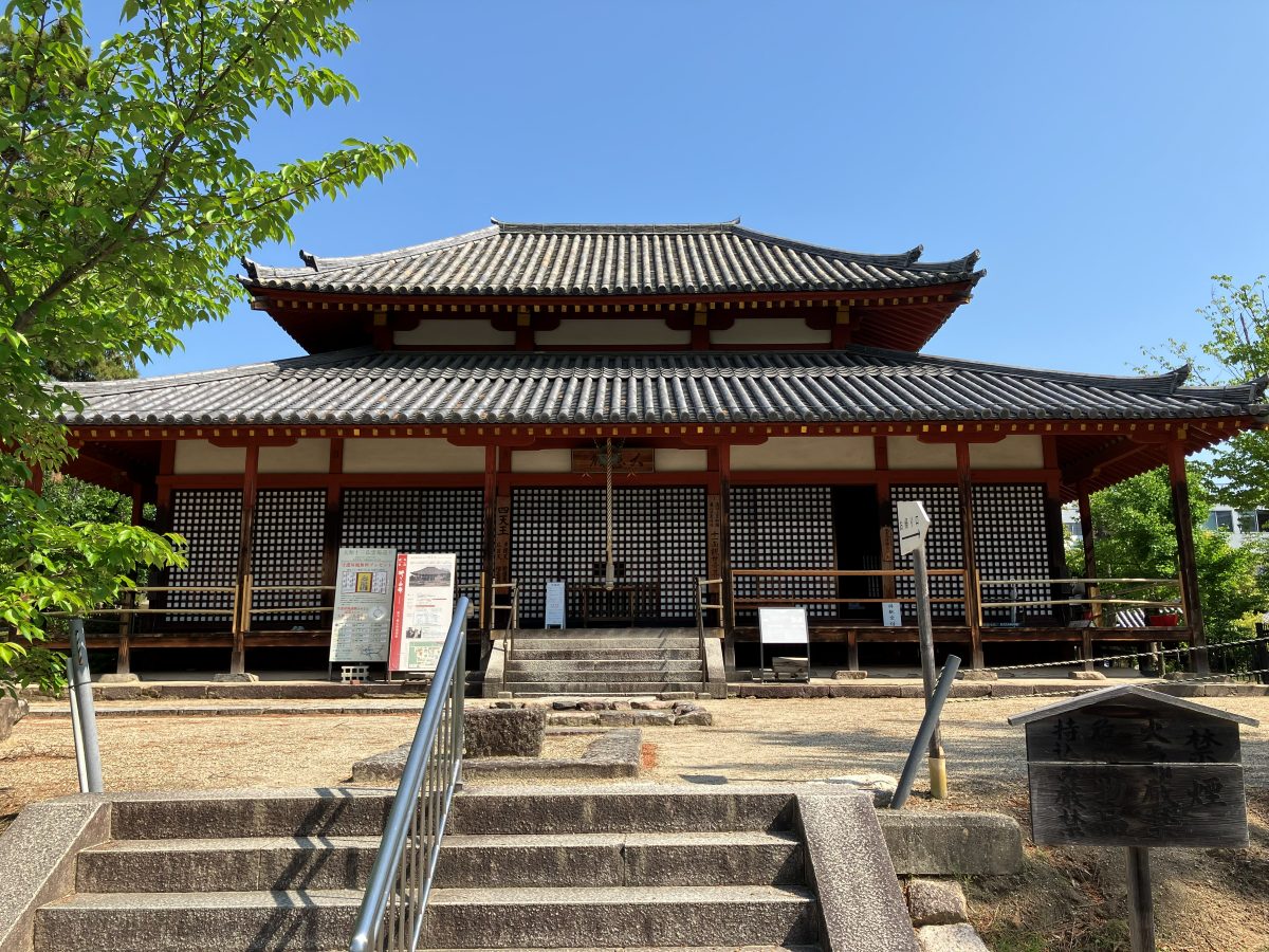 西大寺の四王堂 — 二重の屋根をもつお堂と正面の石段