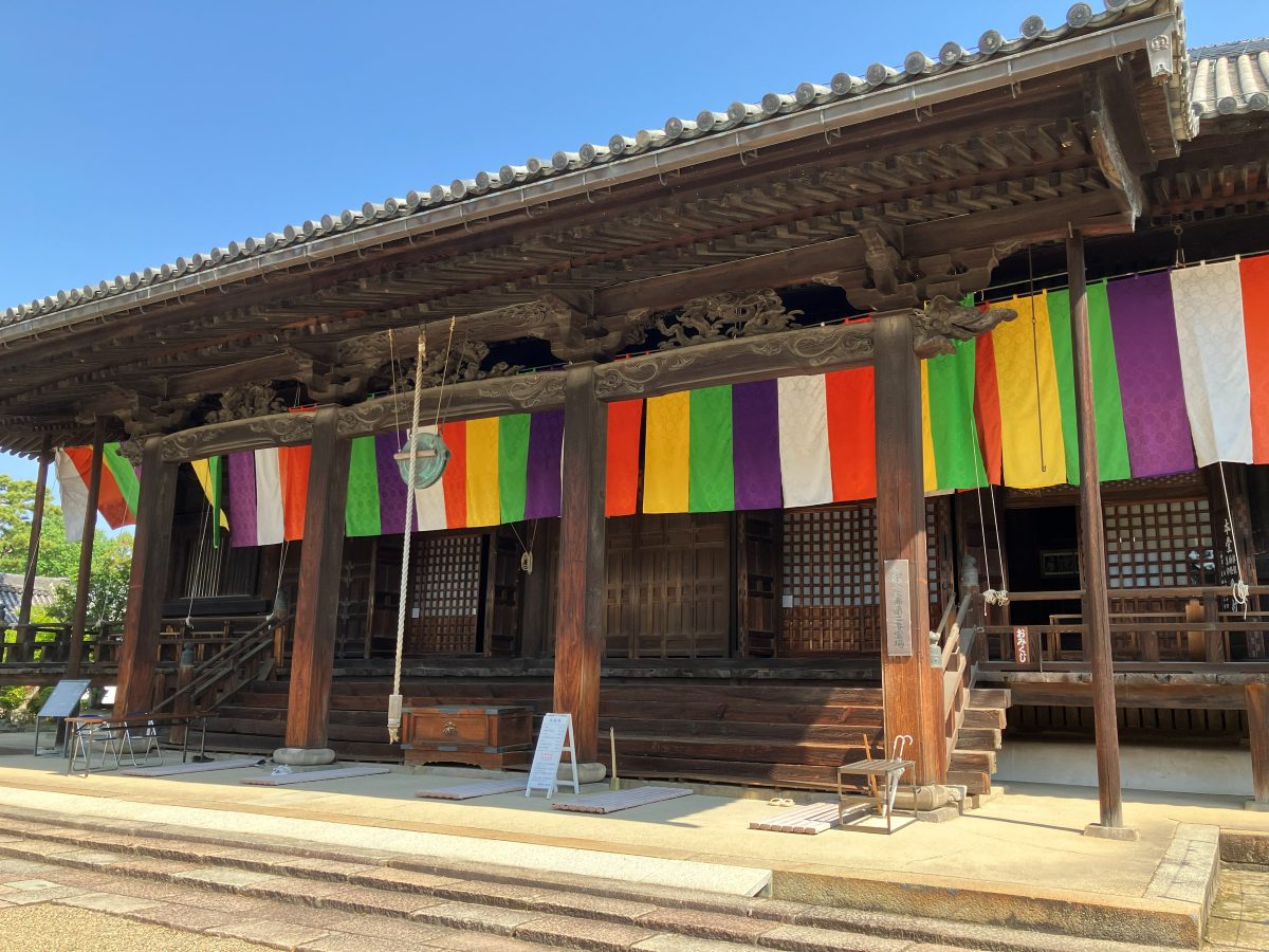 西大寺の本堂 — 軒下に五色の幕がかかる大きな木造のお堂