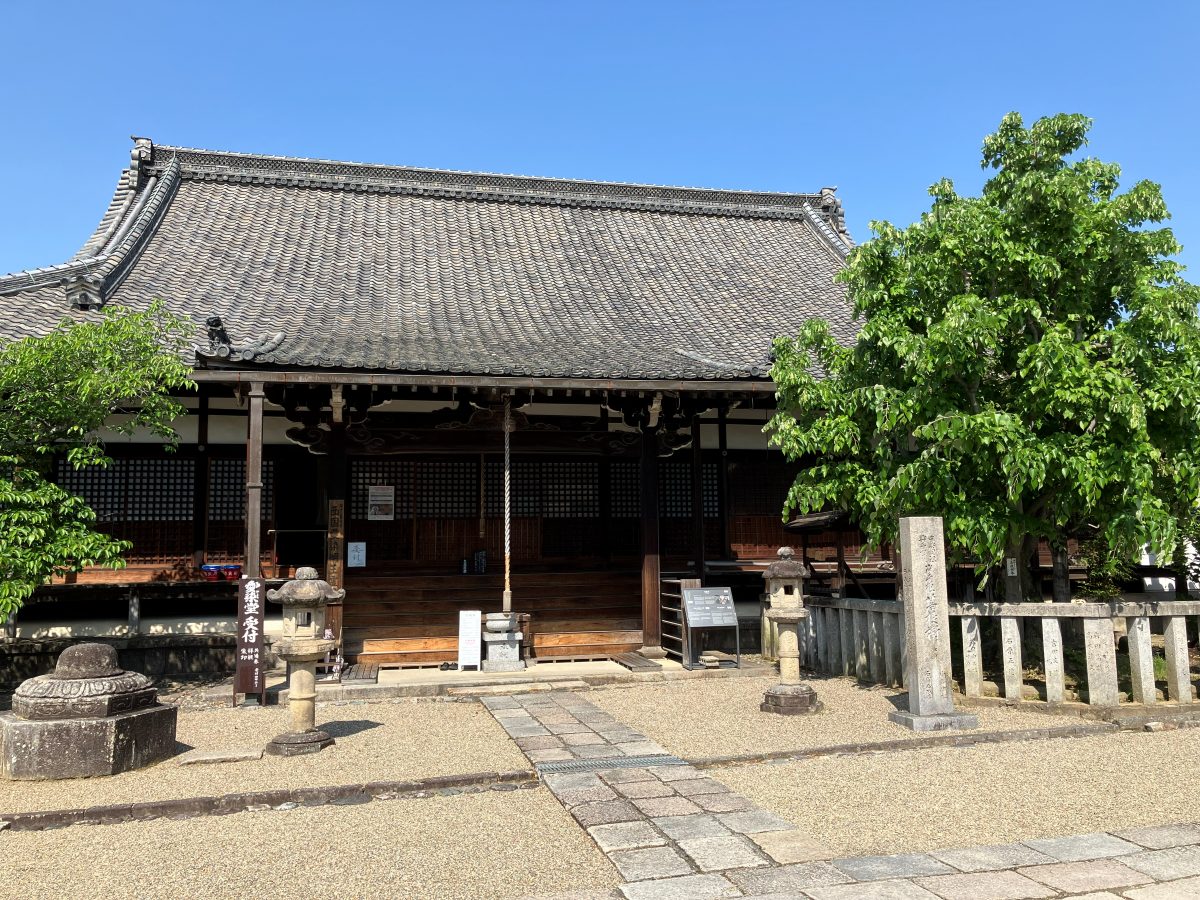 西大寺の愛染堂 — 石灯籠と石柱が並ぶ参道の先のお堂